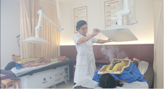 懷化市婦幼保健院 “三伏貼” 預熱貼開貼 火龍灸同步上線 —— 冬病夏治正當時